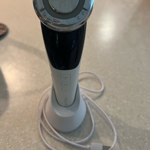 Microcurrent  facial device  with multi function modalities - Picture 2 of 3